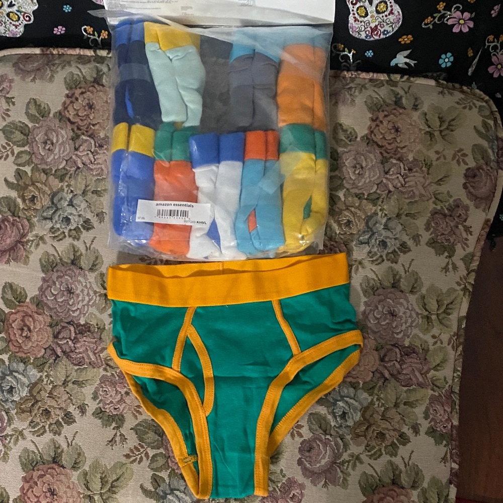Amazon Essentials Boys’ 10-Pack Days of the Week Briefs – Size M (8) – NEW